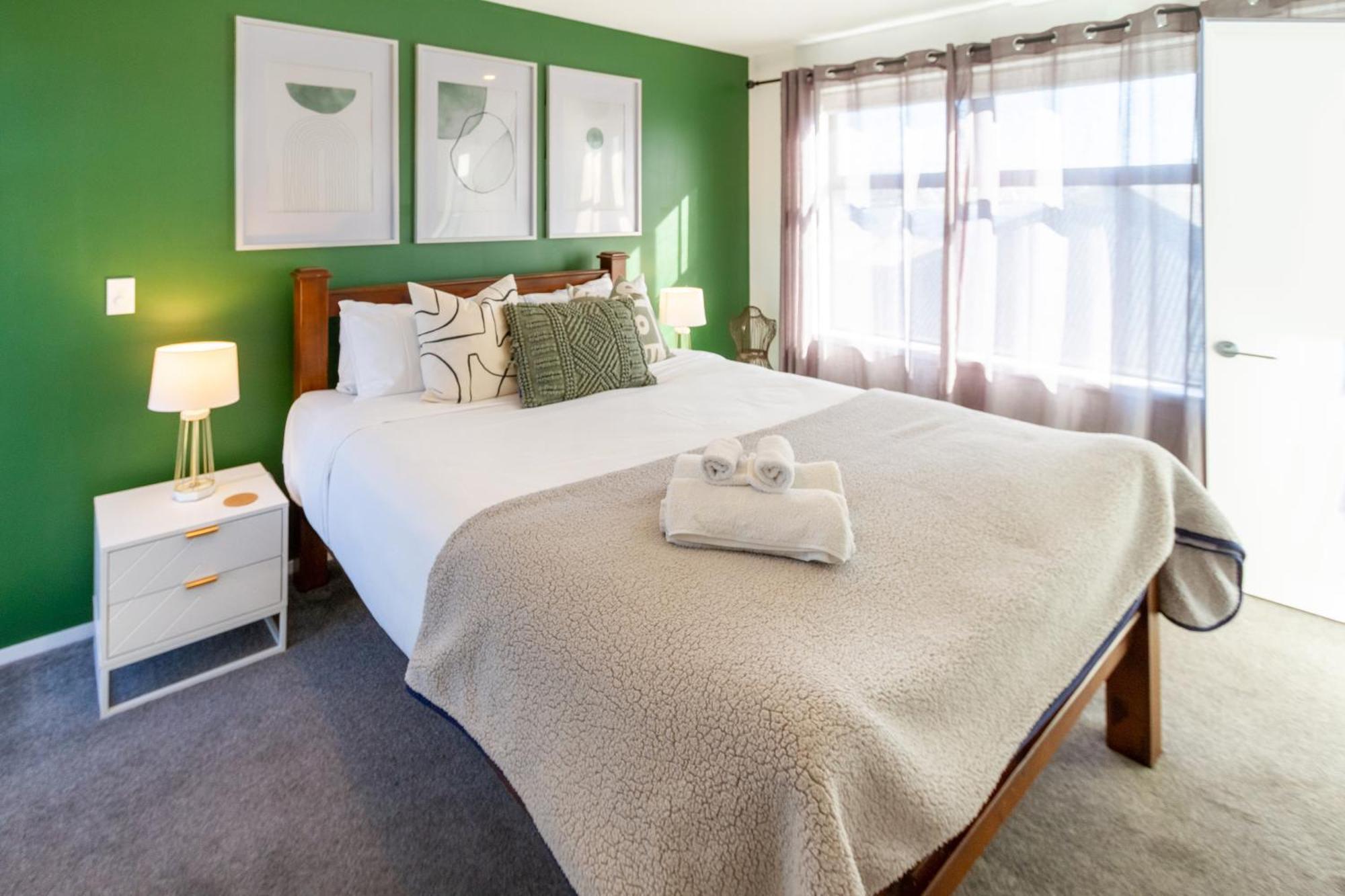 Gorgeous In Green - 2 Bed Central Oasis W/King Bed Christchurch Exterior photo