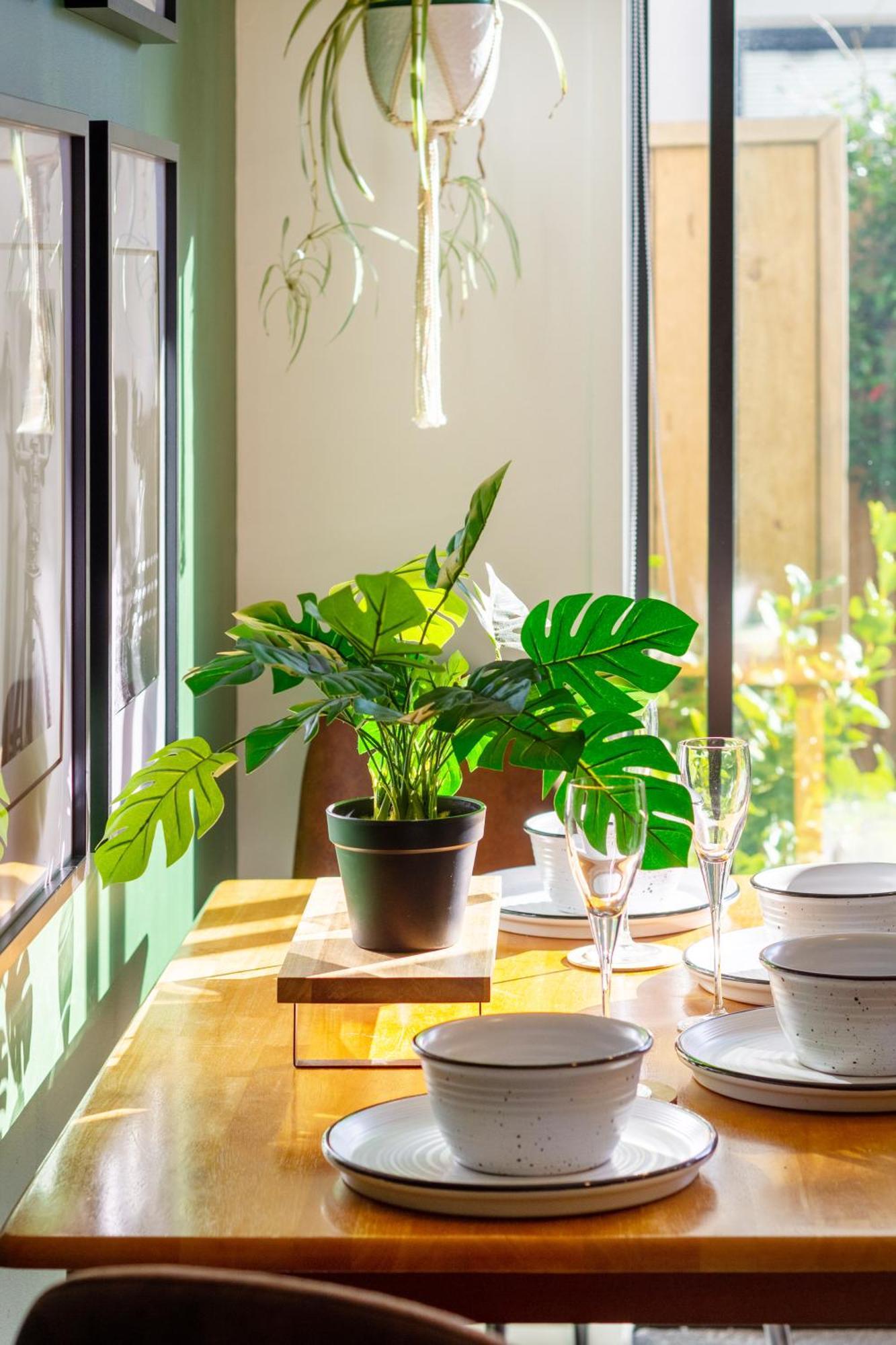 Gorgeous In Green - 2 Bed Central Oasis W/King Bed Christchurch Exterior photo